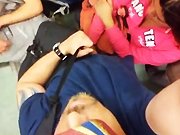 pervertito - La ragazza messicana tocca il cazzo di un pervertito nella metropolitana