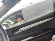 pervertito - Un pervertito estrae il suo cazzo in macchina