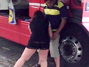 Francese - Ragazza francese succhia e masturba il cazzo di un camionista