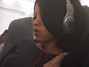 nero - Si masturba discretamente la sua ragazza sull'aereo