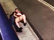 ubriaco - Pulcino ubriaco con le dita in strada su un marciapiede