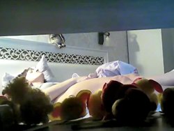 masturbazione - Guy nasconde la telecamera e filma il suo pulcino che si masturba
