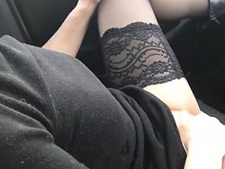 Francese - Una ragazza francese matura si masturba nella sua auto