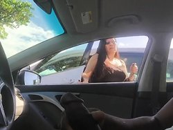 pervertito - Un pervertito estrae il suo cazzo e si masturba in macchina