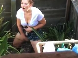 vicino di casa - La vicina si infila un dildo in giardino