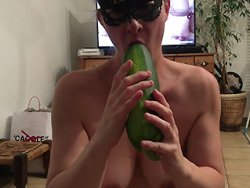 dildo - Babe si scopa il culo con un'enorme zucchina