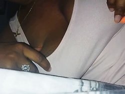 française, black - Je filme mon décolleté et mes gros seins