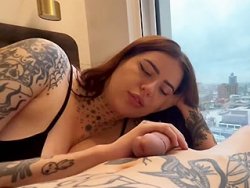 fellation, Salope - Une nana tatouée qui suce son mec à l'hôtel